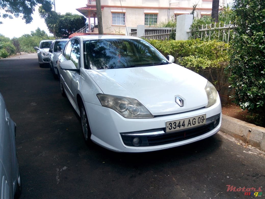 2009' Renault Laguna photo #2