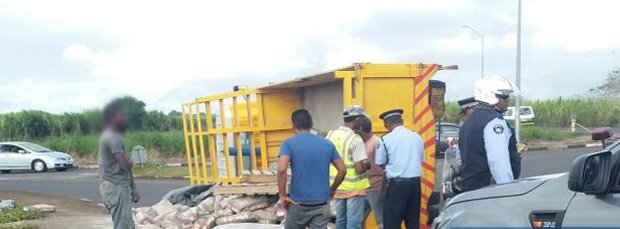 Accident à Triolet: un camion se renverse sur une motocyclette