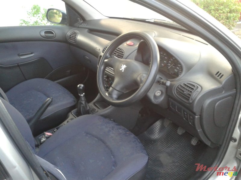 2001' Peugeot 206 1.1 Hatchback photo #3