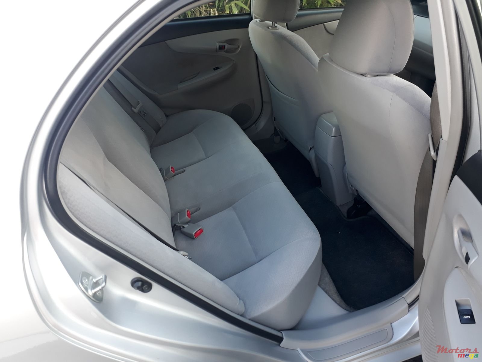 2010' Toyota Axio photo #3