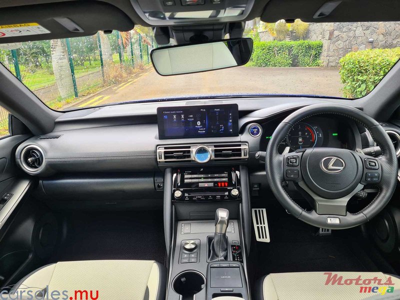 2022' Lexus IS 300 h F-Sport 2.5 Hybrid photo #6