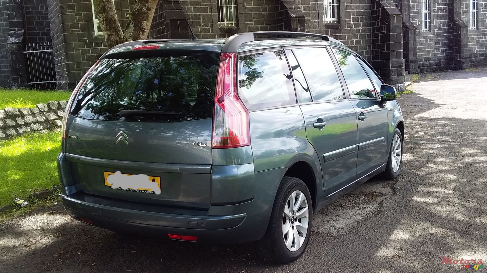 2011' Citroen C4 Picasso photo #3