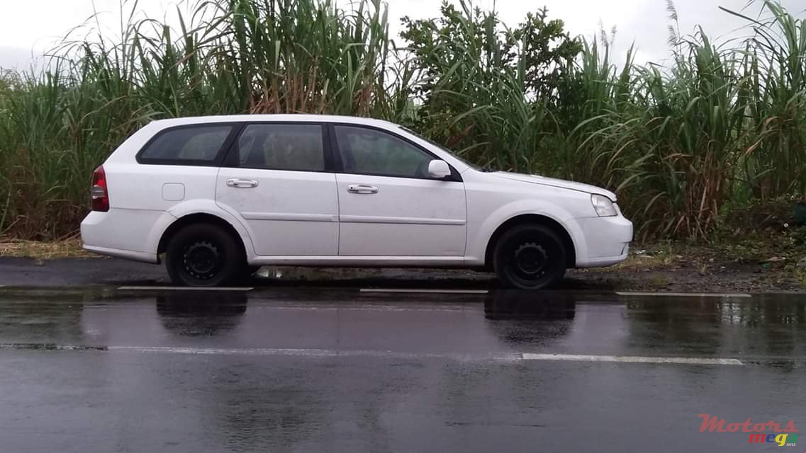 2009' Chevrolet Optra photo #2