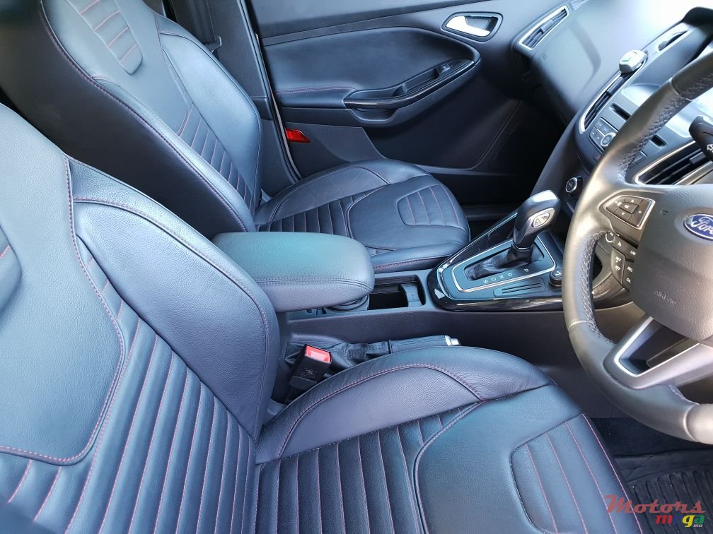 2017' Ford Focus Titanium photo #3