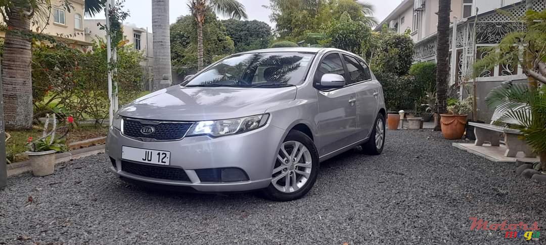 2012' Kia Cerato Hback photo #2