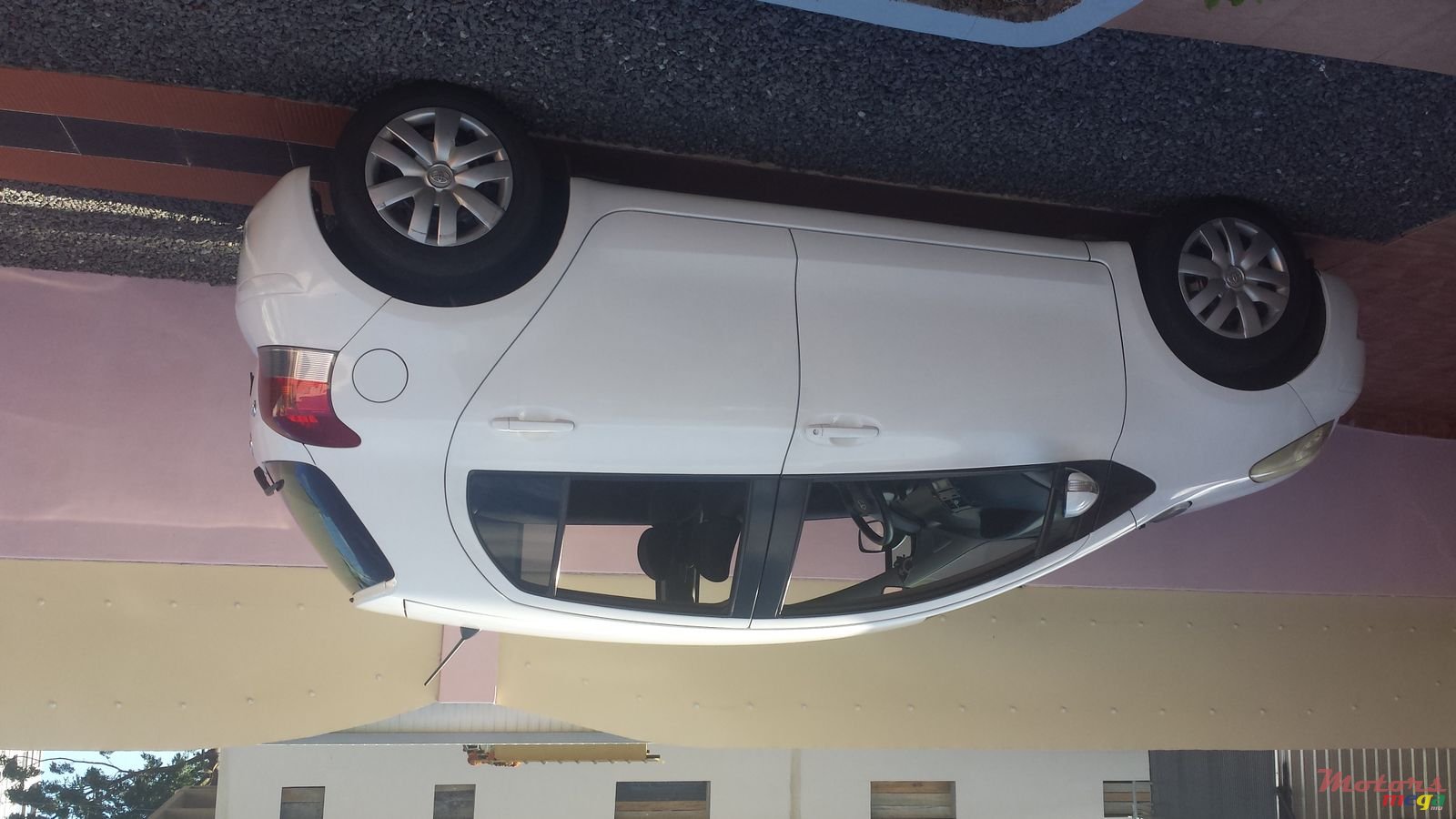 2009' Toyota Vitz photo #2