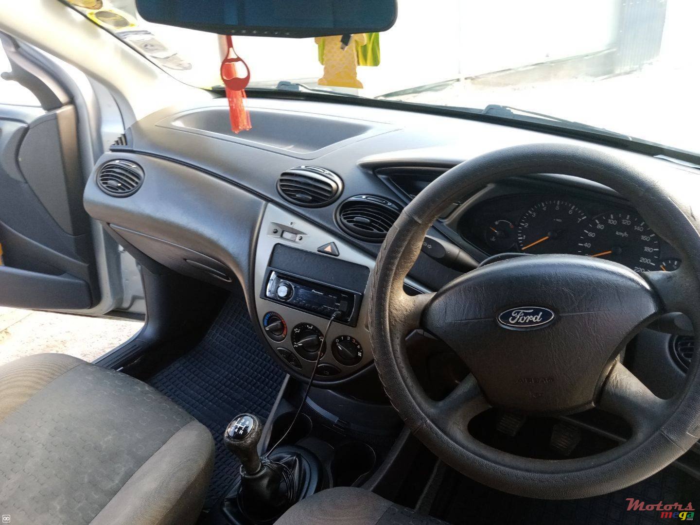 2005' Ford Focus photo #2