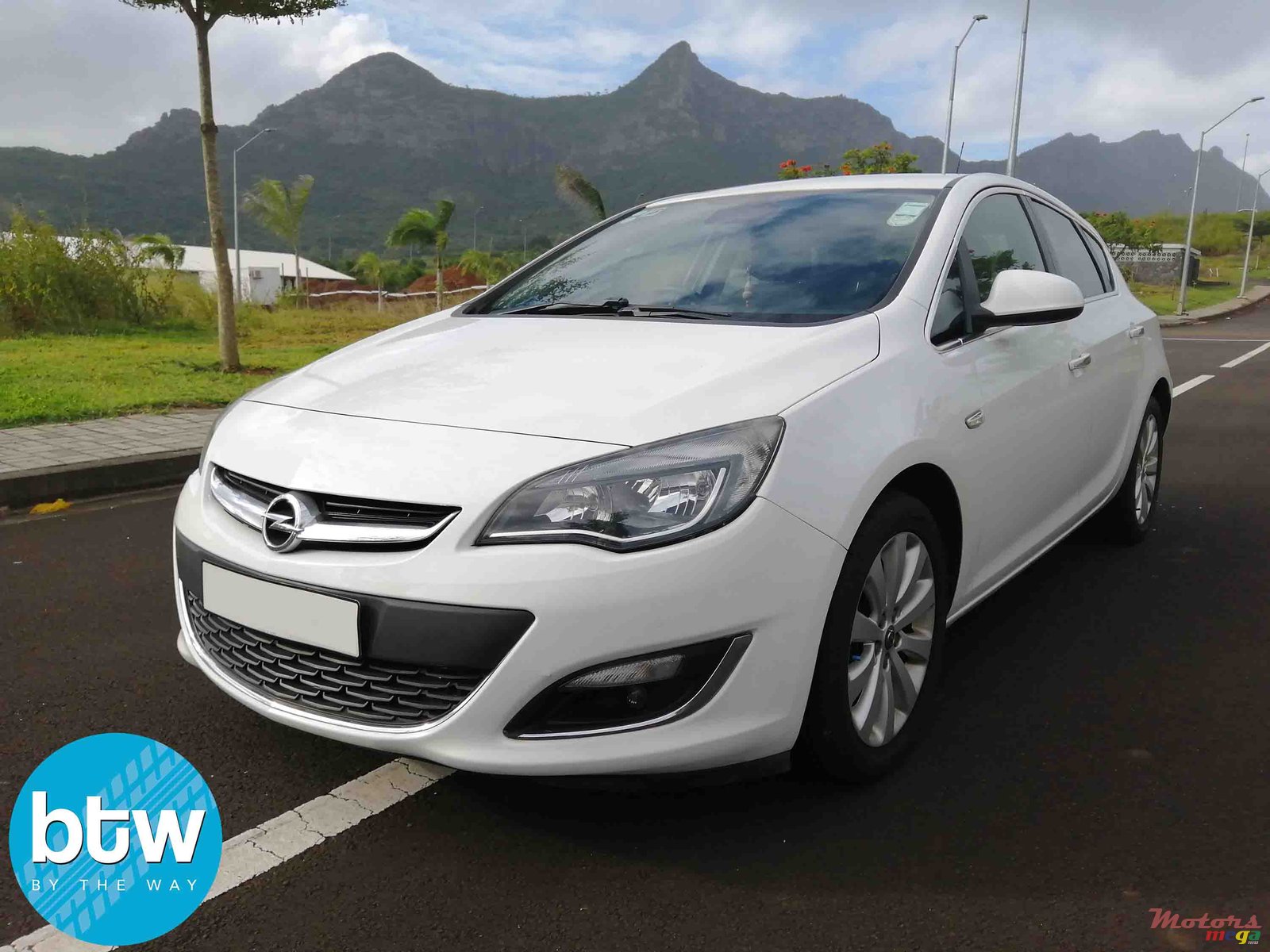 2014' Opel Astra photo #2