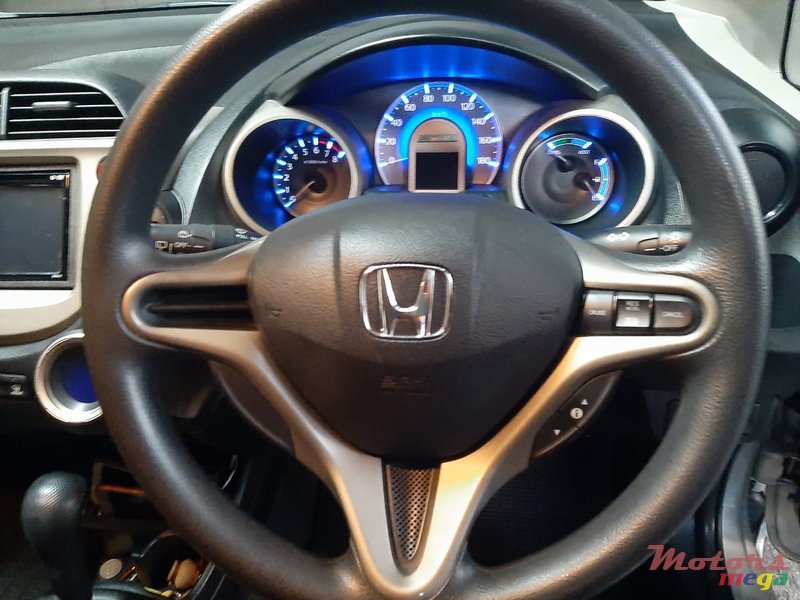 2013' Honda Fit Hybrid photo #4