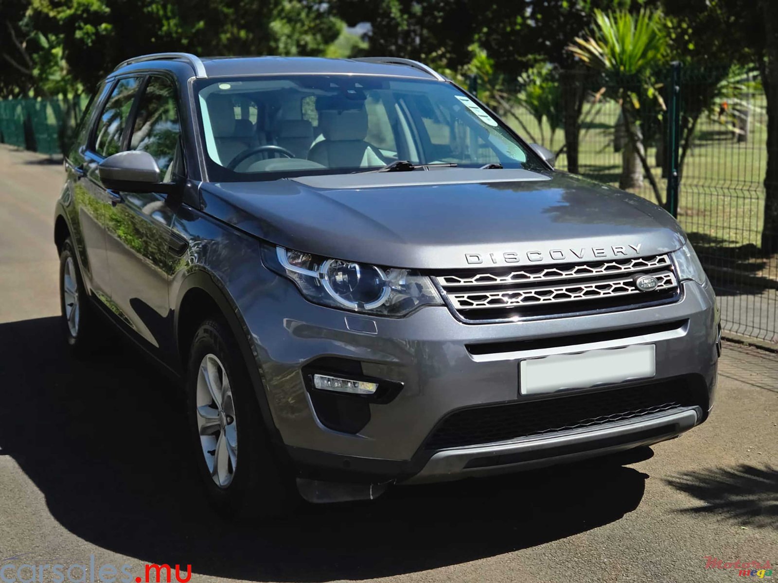 2015' Land Rover Discovery Sport SE SI4 7 Seater photo #2