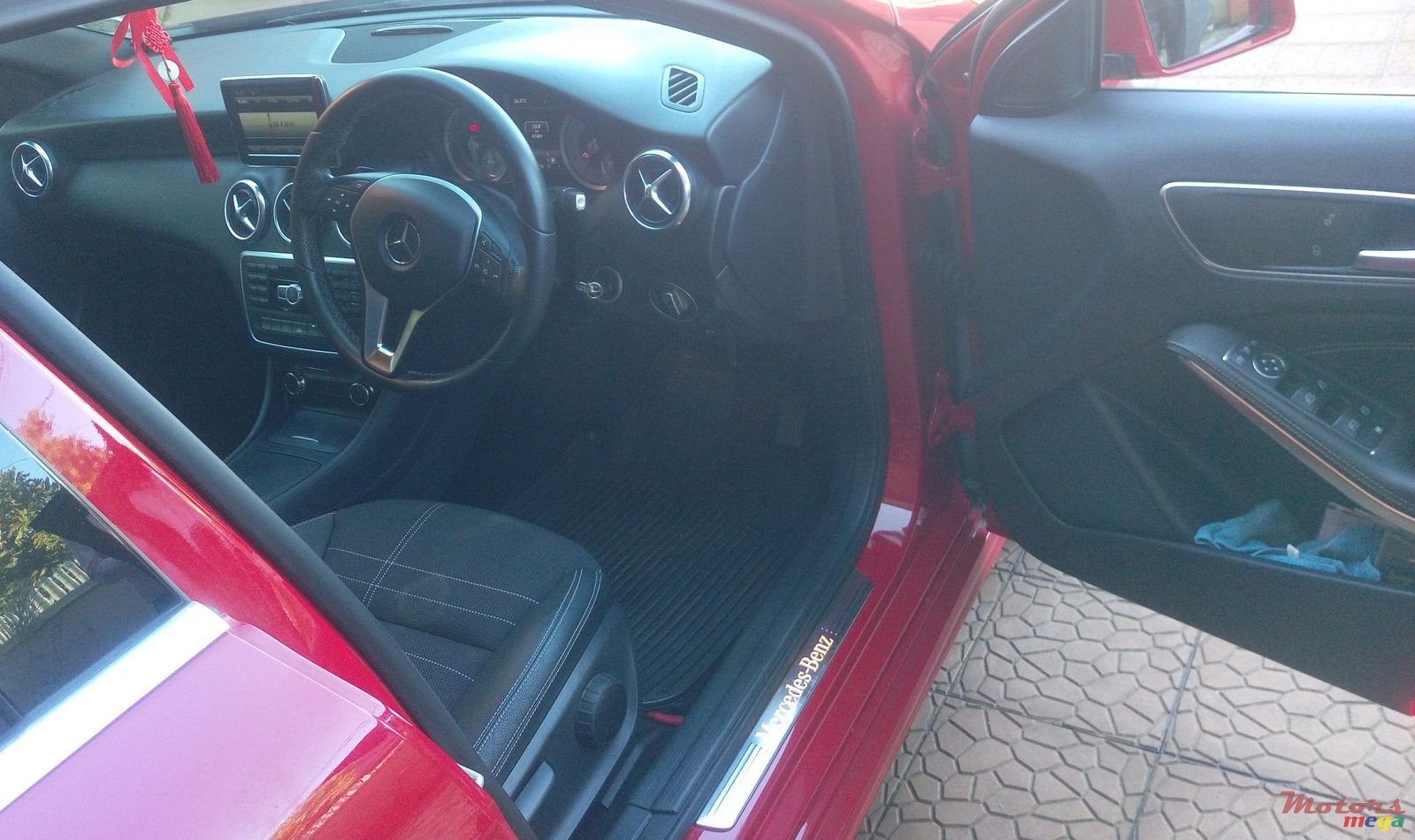 2013' Mercedes-Benz A 180 photo #3