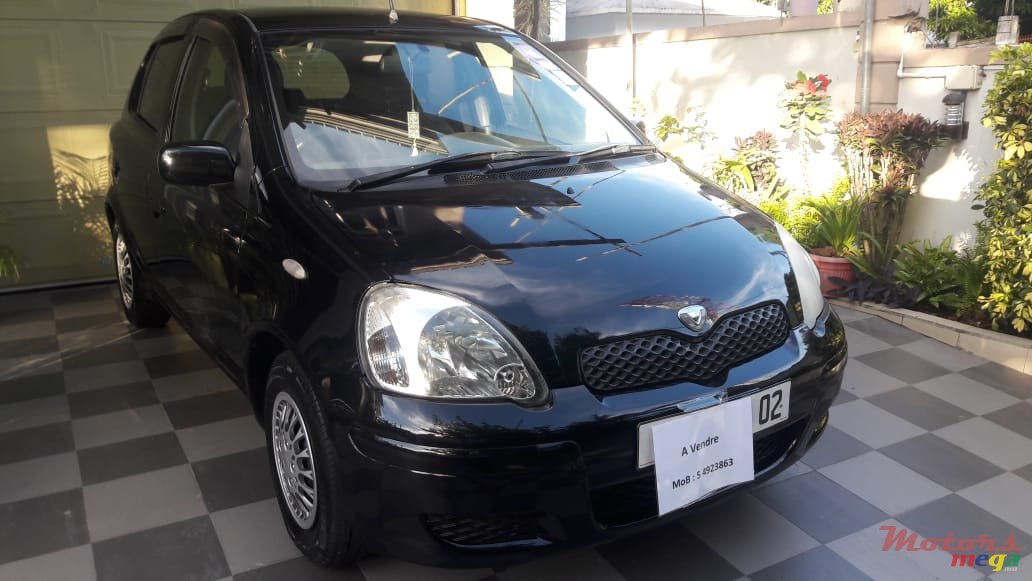 2002' Toyota Vitz photo #1