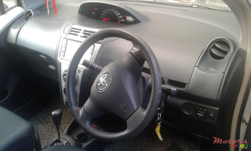 2006' Toyota Vitz photo #3