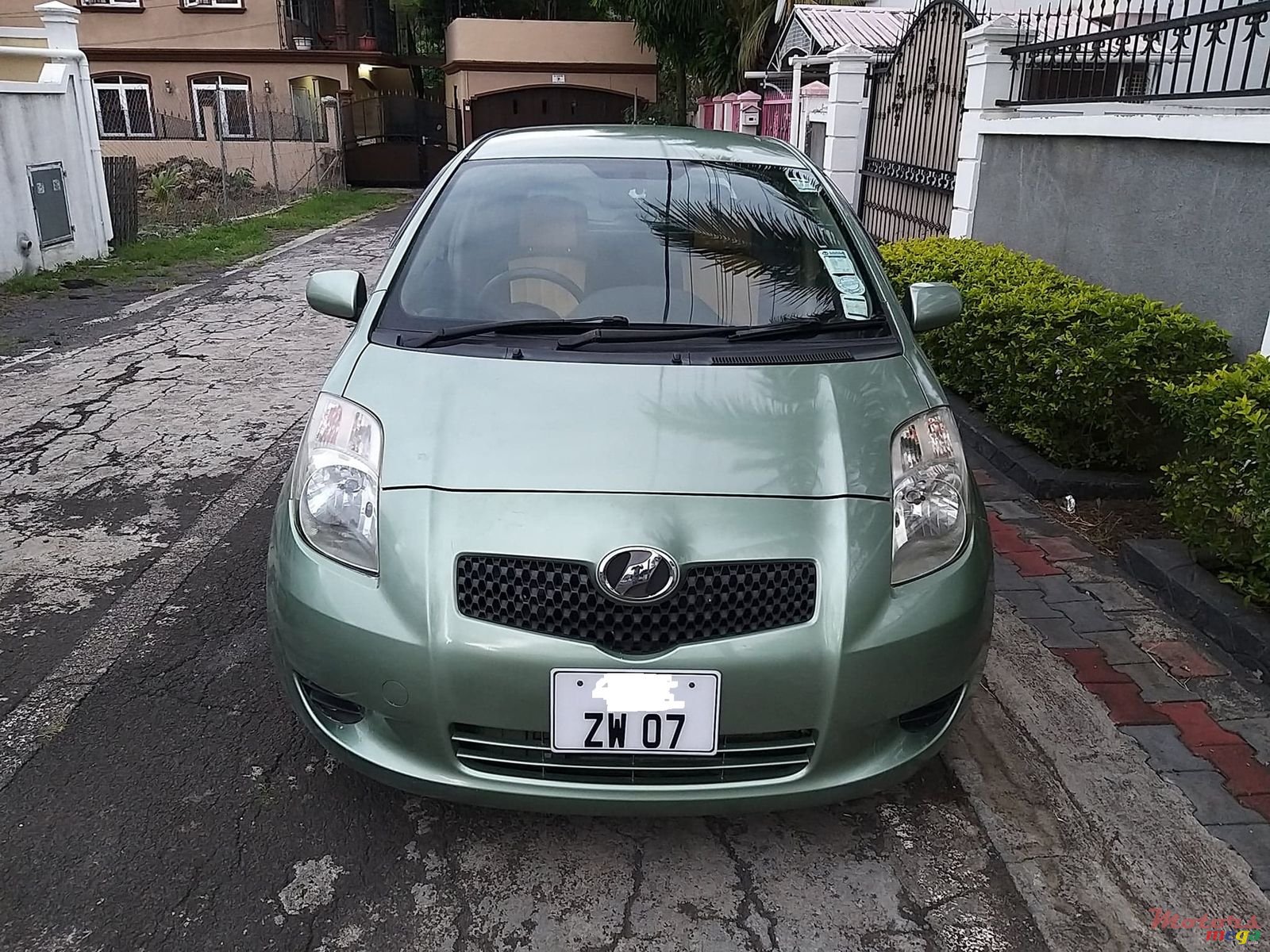 2007' Toyota Vitz KSP90 photo #1