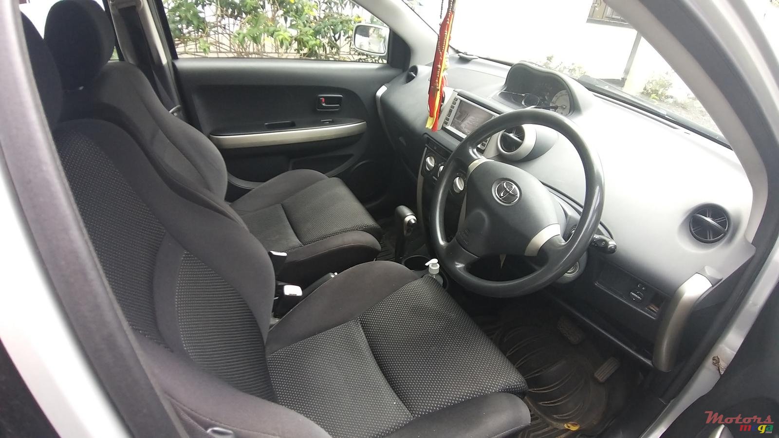 2004' Toyota Ist photo #5