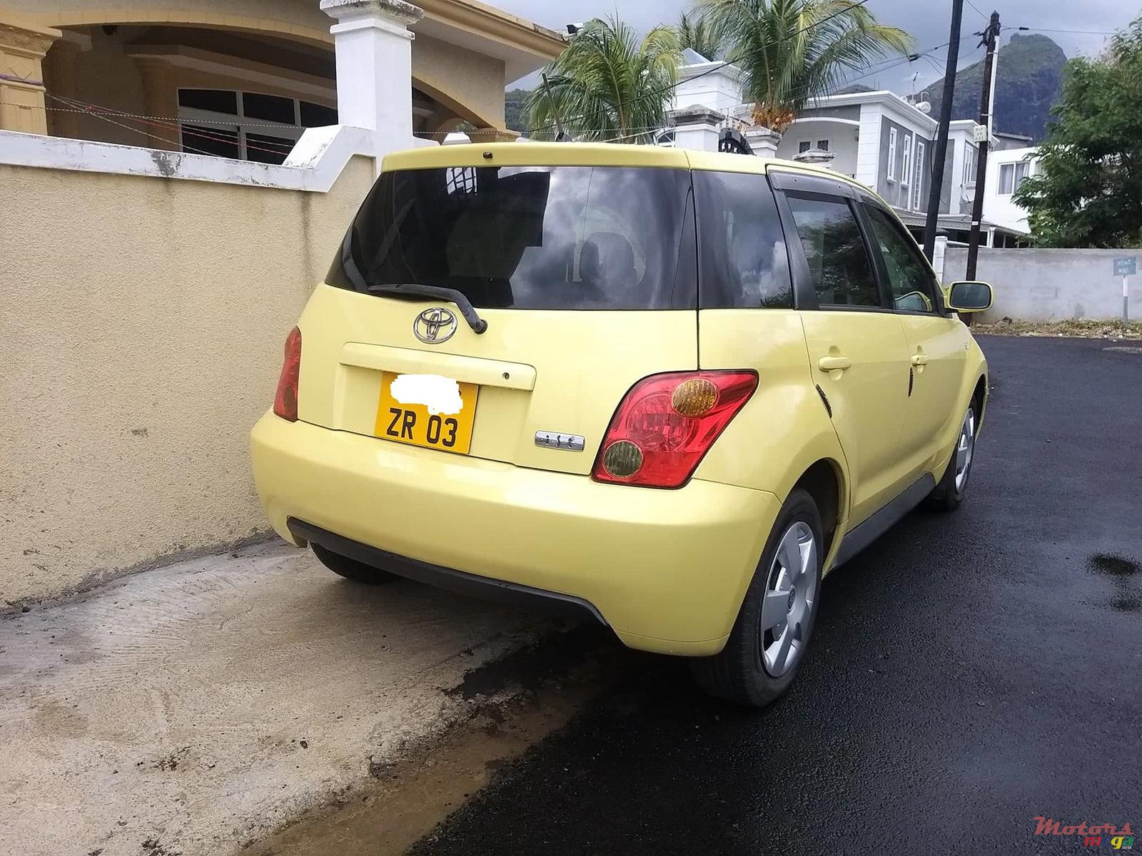 2003' Toyota Vitz IST photo #3