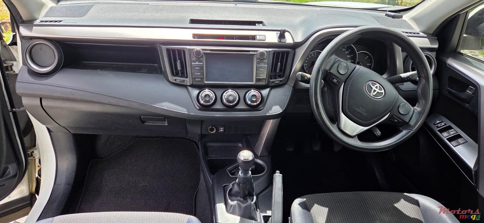 2016' Toyota RAV4 photo #3