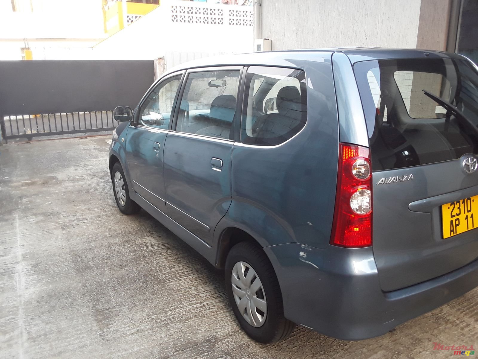 2011' Toyota Avanza photo #3