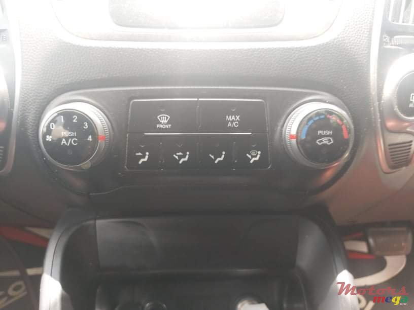 2012' Hyundai ix35 photo #7