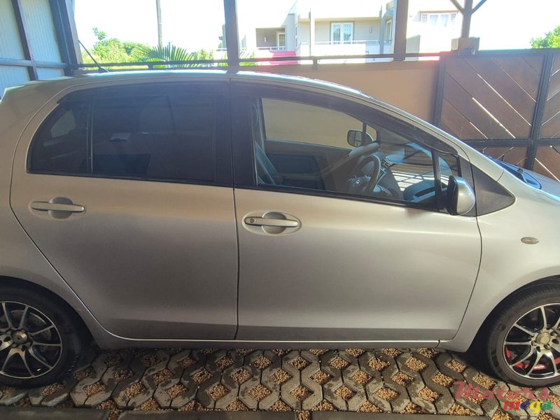2006' Toyota Vitz photo #2