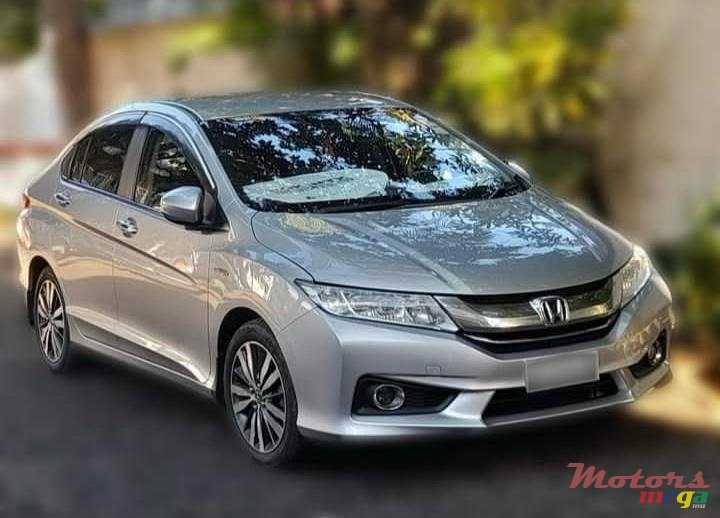 2016' Honda Grace photo #3