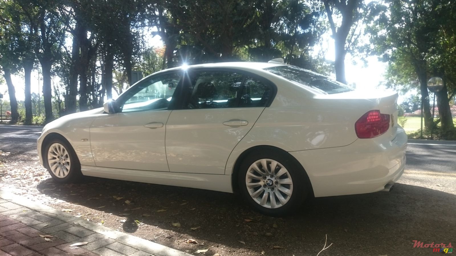 2011' BMW 3 Series E90 320i photo #4