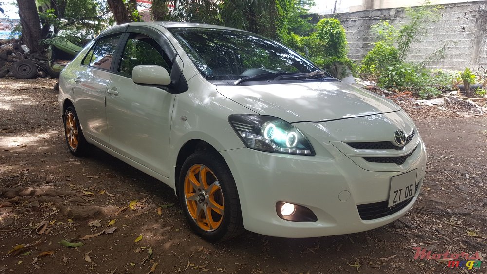 2006' Toyota Belta 1.3 photo #2