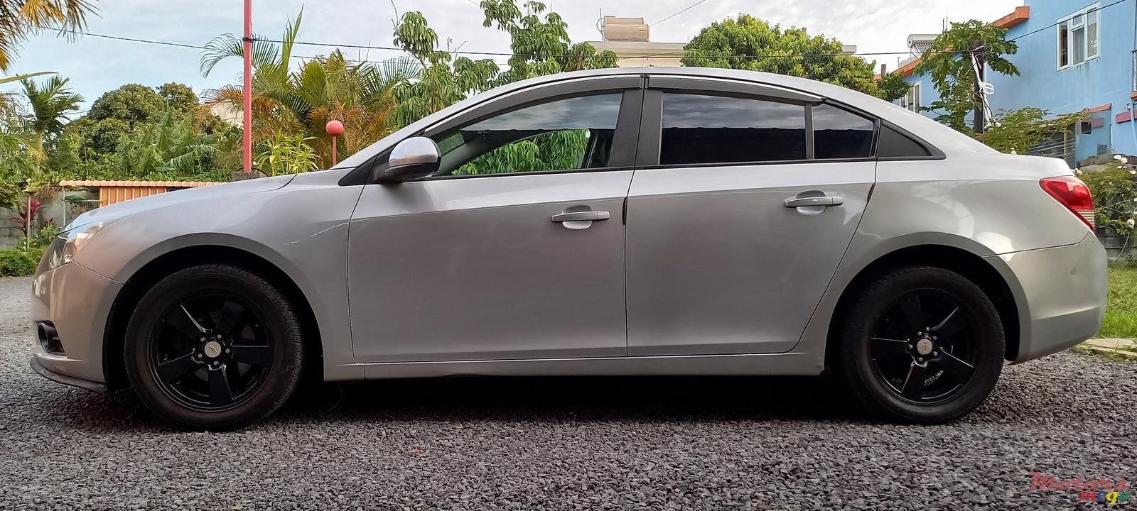 2010' Chevrolet Cruze LS photo #4