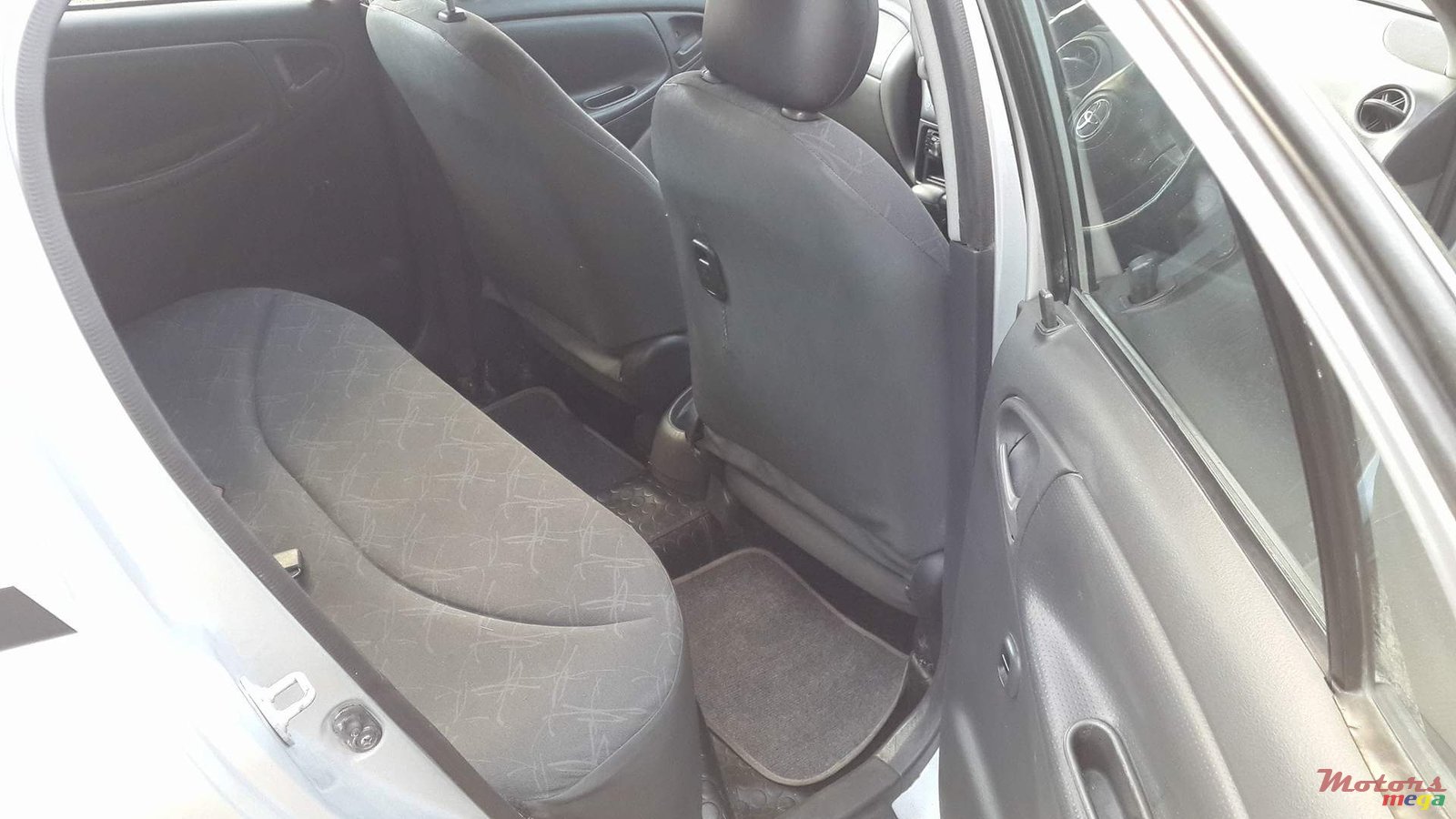 2002' Toyota Vitz photo #4