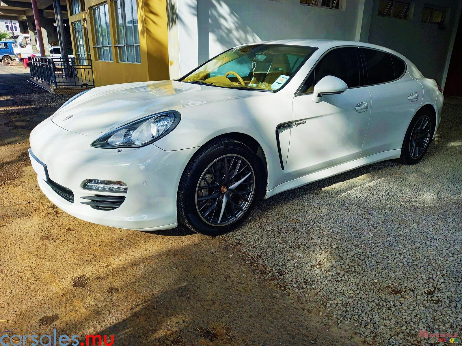 2012' Porsche Panamera S Hybrid 3.0 photo #2