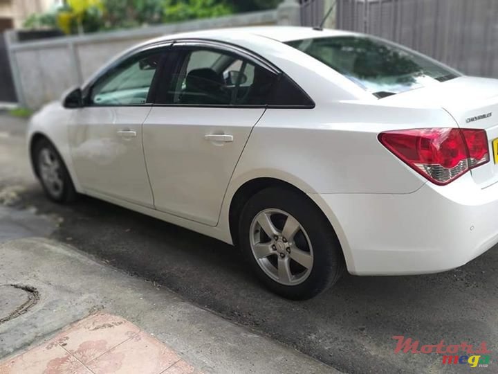 2010' Chevrolet Cruze photo #3