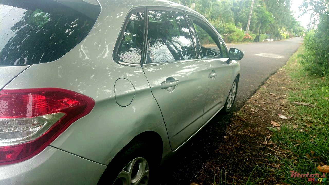 2011' Citroen C4 photo #5