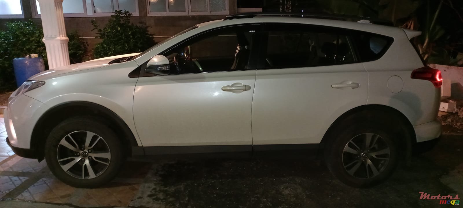 2018' Toyota RAV4 photo #3