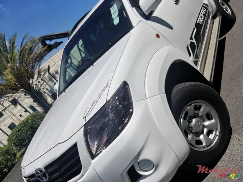 2013' Toyota Hilux 2.5 Turbo 2x4 photo #1
