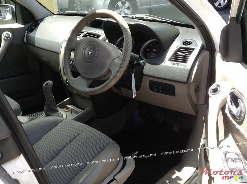 2008' Renault Megane photo #4
