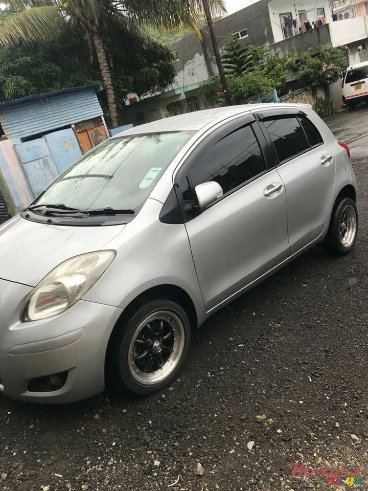 2009' Toyota Vitz photo #3