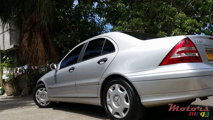 2005' Mercedes-Benz 220 photo #3