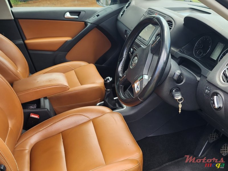 2011' Volkswagen Tiguan 4 wheel drive photo #2