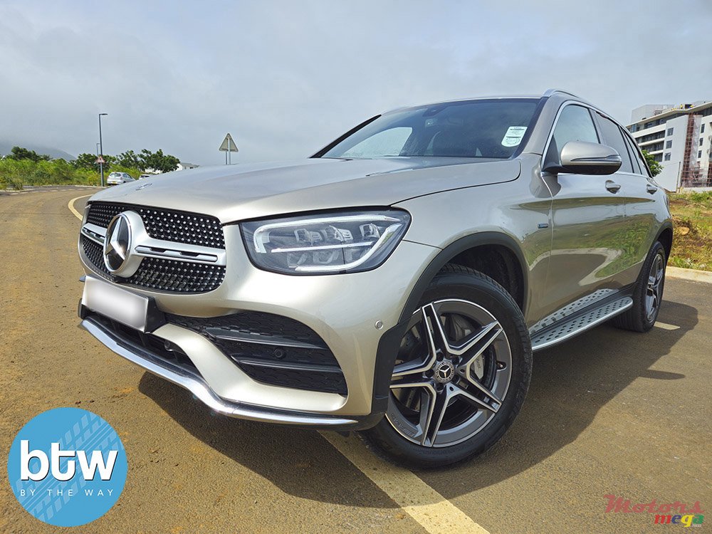 2021' Mercedes-Benz GLC 300 photo #2