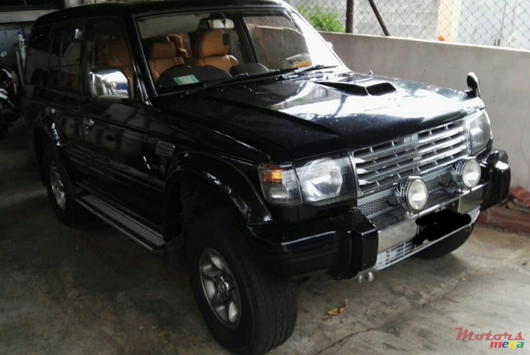 1995' Mitsubishi Pajero photo #1