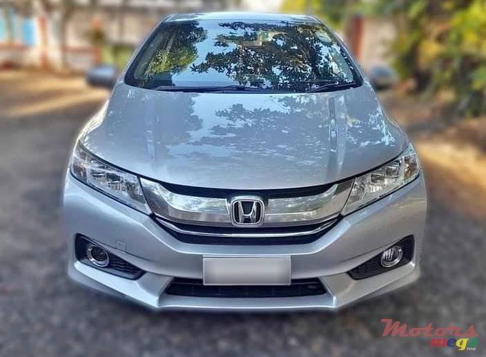 2016' Honda Grace photo #1