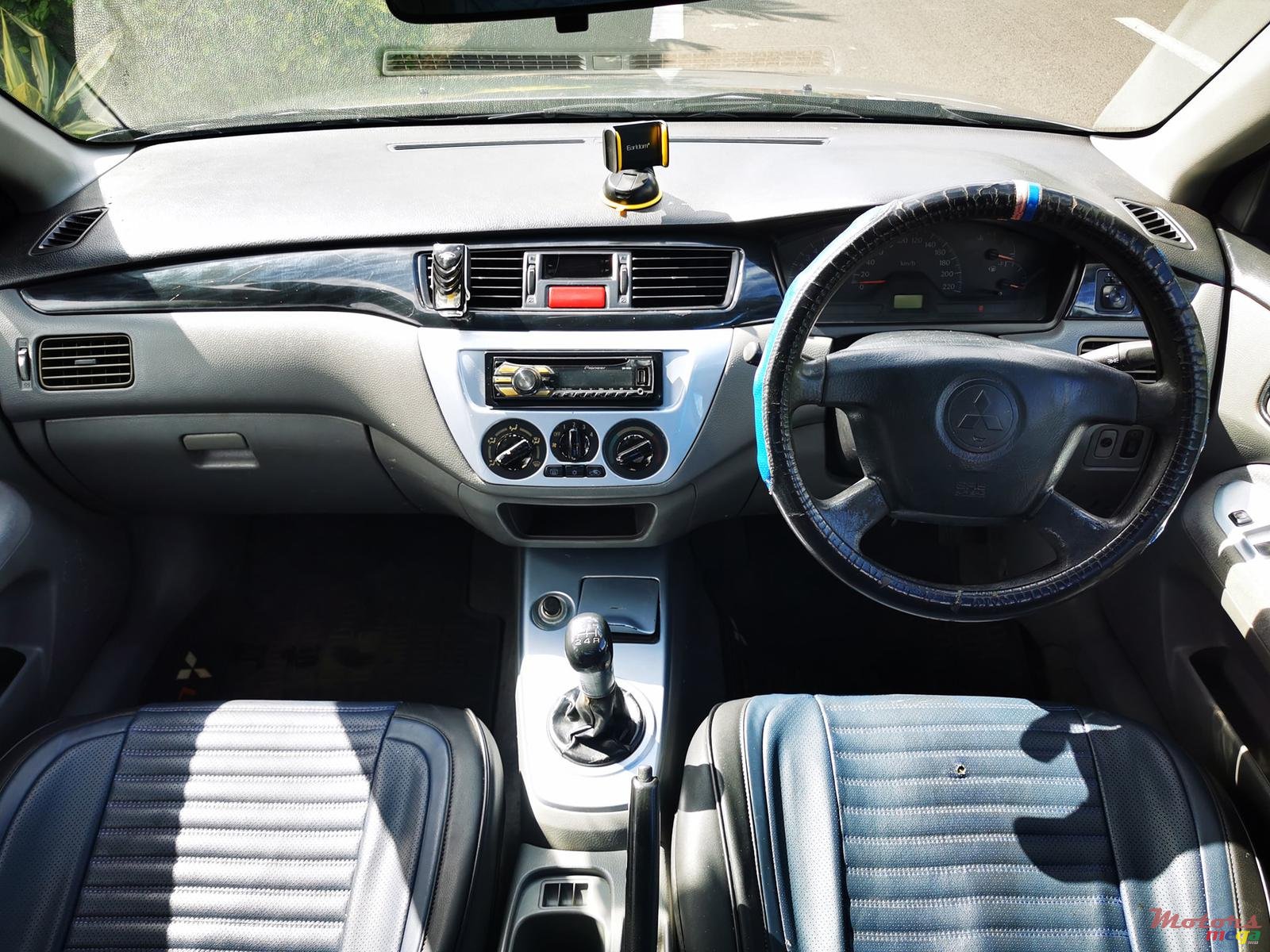 2004' Mitsubishi Lancer GLX photo #2