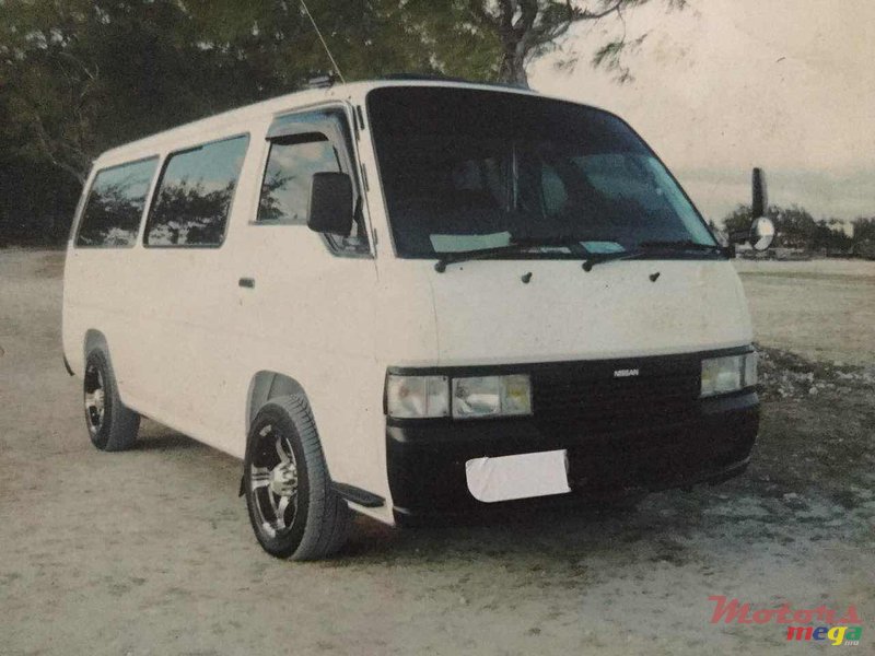 2001' Nissan Urvan photo #1