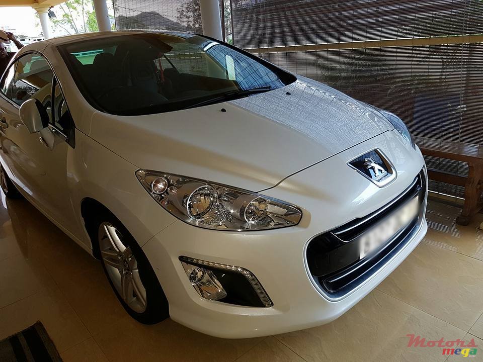 2011' Peugeot 308 photo #1