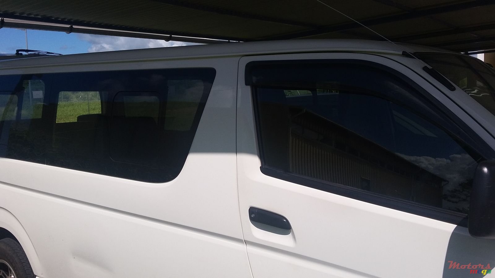 2015' Toyota HiAce photo #1