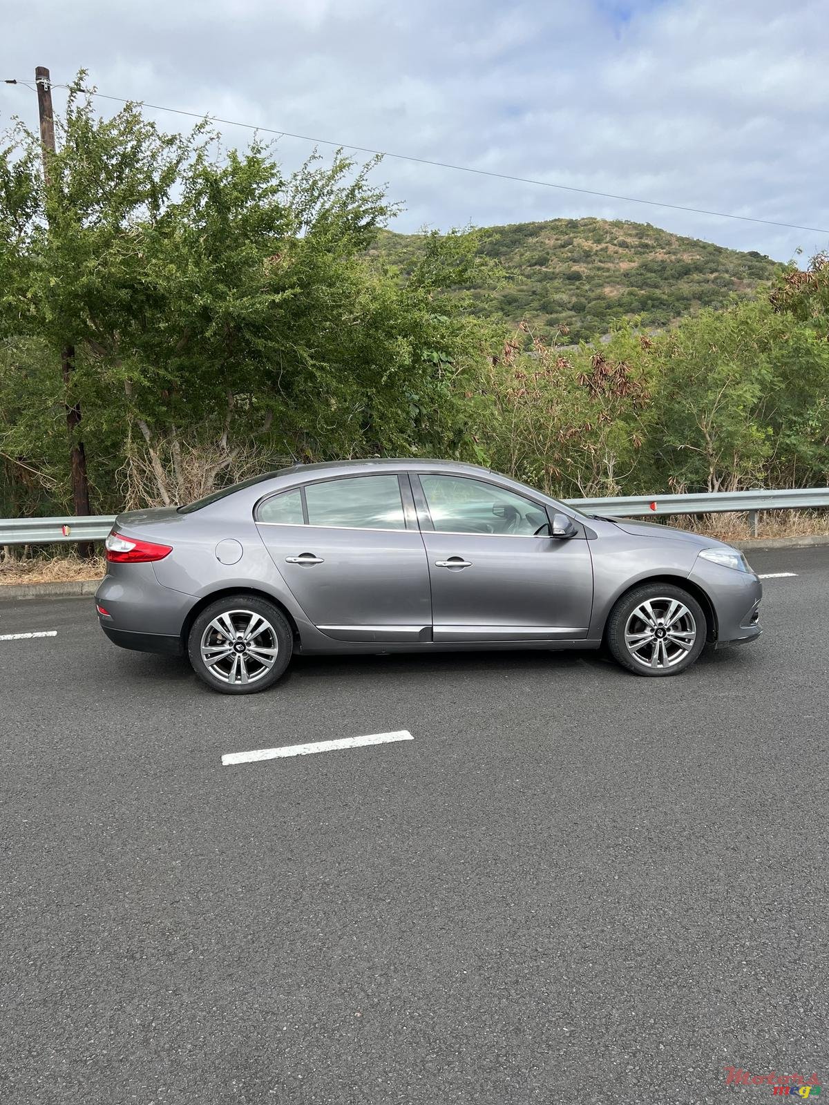2014' Renault Fluence photo #5