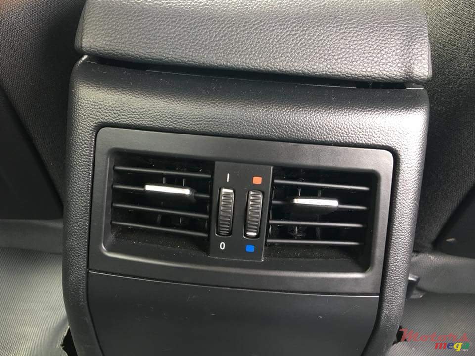 2009' BMW 320i photo #7