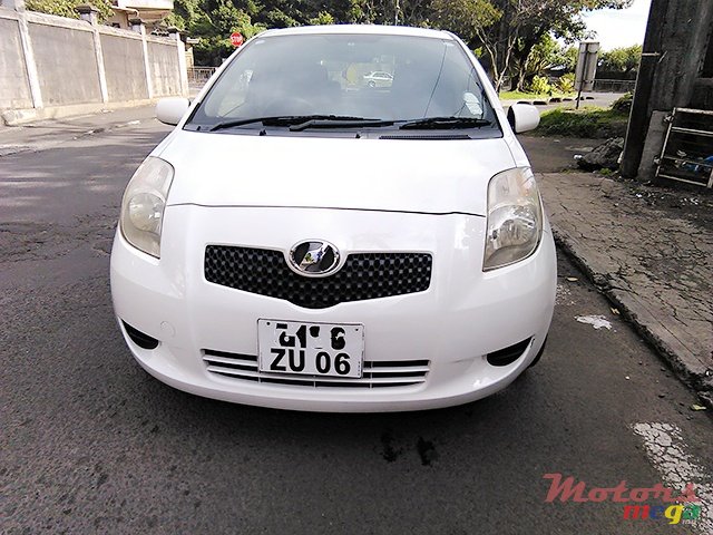 2006' Toyota Vitz photo #1