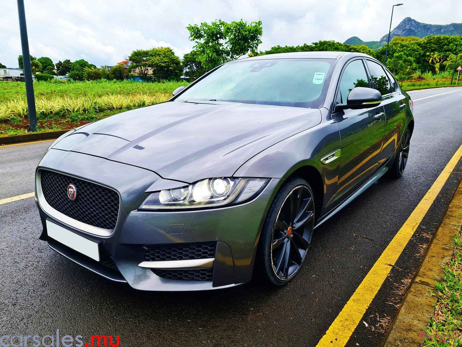 2018' Jaguar XF R Sport photo #2