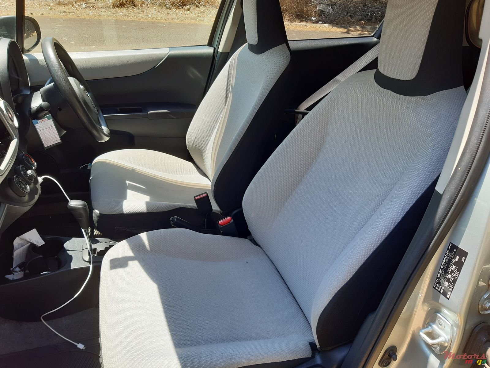 2011' Toyota Vitz photo #2